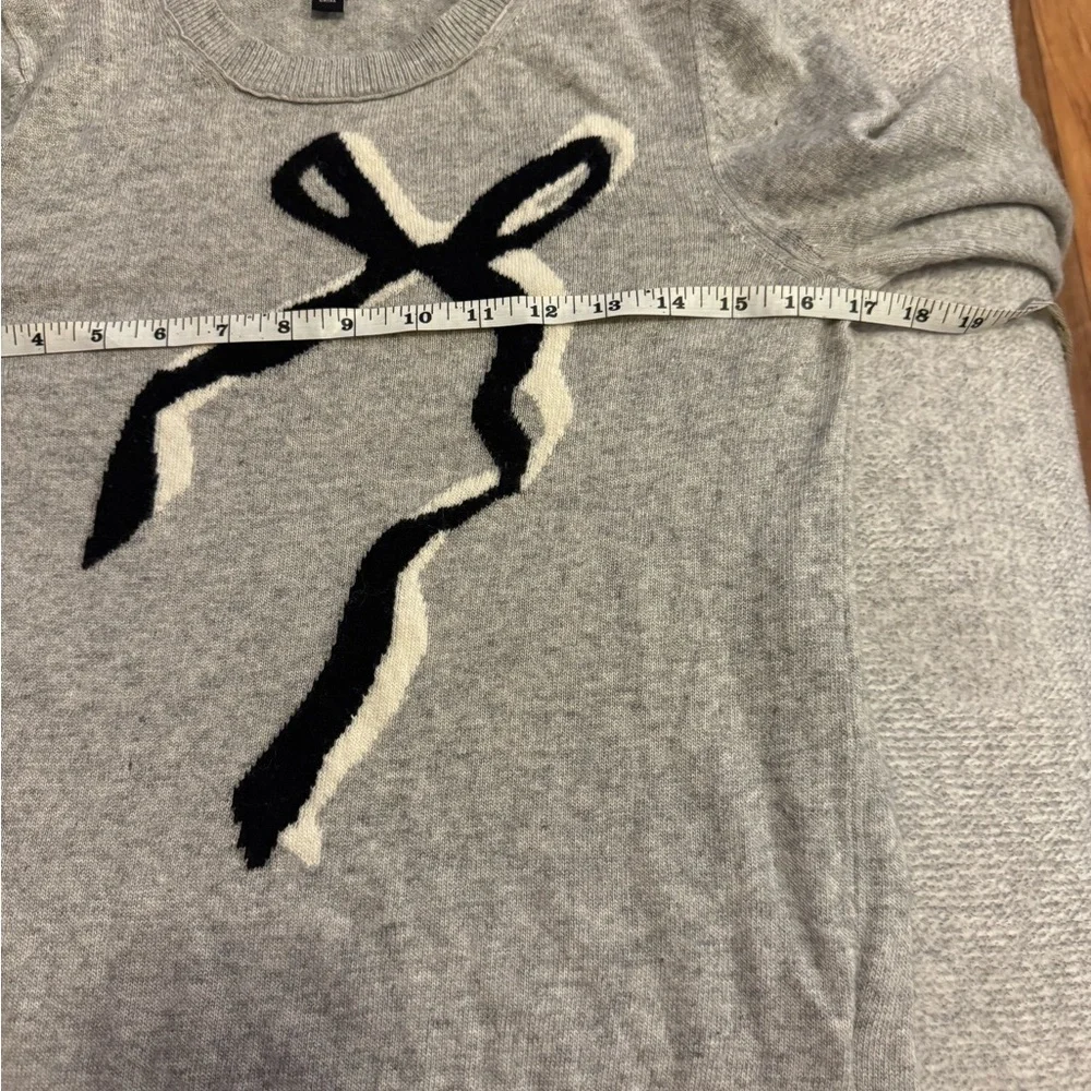 Banana Republic Gray Sweater with Black and White Bow Design XS